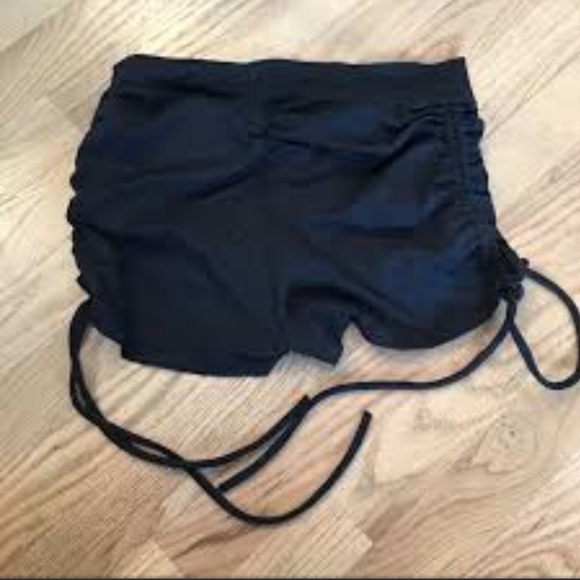 LADIES SHORTS - Picture 2 of 4